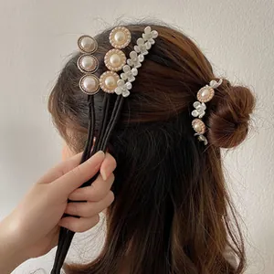Detalle del set para moños con flores blancas y perlas de imitación color champán