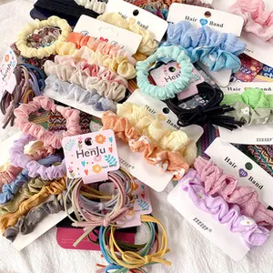 Detalle de un conjunto de gomas y coleteros de colores para el pelo de bebés en tarjetas