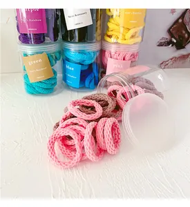 Détail d'élastiques à cheveux colorés sans couture à texture tissée en pots