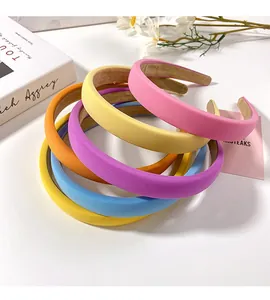 Gros plan de serre-têtes rembourrés colorés montrant la texture du tissu et les tons bonbon