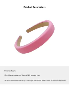 Détail d'un serre-tête en tissu rose avec dimensions de 13 cm de diamètre et 2 cm de large