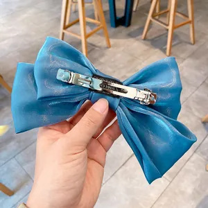 Pinza para el pelo con lazo de satén azul hecho a mano y cierre de resorte plateado elegante