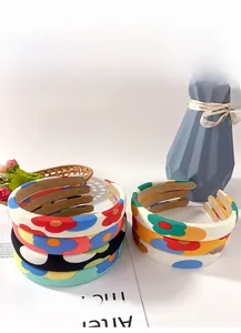 Détail du serre-tête floral en tissu montrant le diamètre 13cm et la largeur 2cm