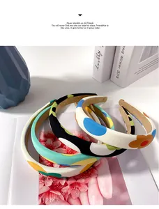 Lot de quatre serre-têtes en tissu floral aux motifs variés présentés en gros plan