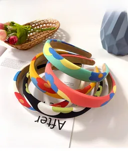 Détail de serre-têtes rembourrés à fleurs avec textures de tissus colorés