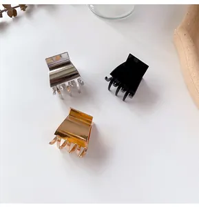 Set aus drei Mini-Haarklammern aus Metall in Gold, Silber und Schwarz für das Haarstyling
