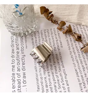 Detailansicht der minimalistischen silbernen quadratischen Haarklammer aus Metall mit Glanz