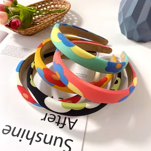 Serre-têtes à imprimé floral en plusieurs couleurs sur des livres pour un look nordique chic