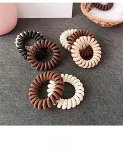 Vue macro d'élastiques spirales durables aux tons terre noire, marron et beige clair