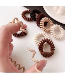 Vue détaillée montrant la durabilité de l'élastique à cheveux spirale sans couture