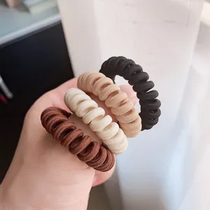 Élastiques à cheveux spirales haute élasticité en quatre couleurs portés à la main
