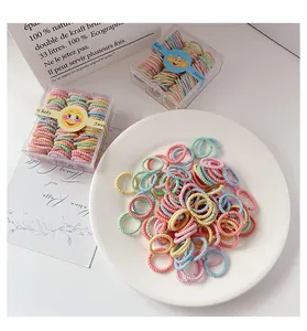 Primer plano de mini gomas elásticas para el pelo en colores macaron para niños