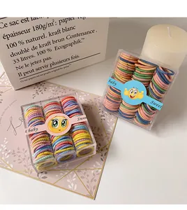 Vista macro de gomas de pelo coloridas para bebés en una caja de regalo dulce