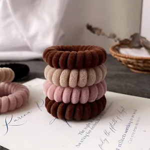 Set di cinque elastici per capelli a spirale vellutati in toni della terra per donne