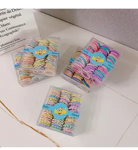 Detalle de cintas elásticas de colores para el pelo de bebés en cajas transparentes