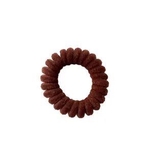Elastico per capelli a spirale marrone floccato con texture vellutata su bianco