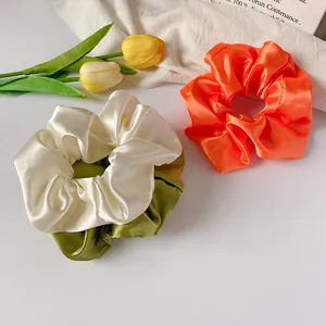 Chouchous élégants en satin vert olive, crème et orange avec texture de soie raffinée