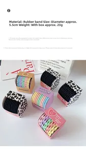 Détail macro d'élastiques à cheveux haute élasticité dans leur boîte de design