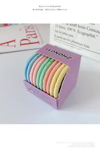 Détail macro d'un lot d'élastiques à cheveux colorés dans une boîte cadeau