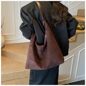 Λεπτομέρεια της vintage καφέ τσάντας tote με κορυφαία ματ σουέτ υφή δέρματος