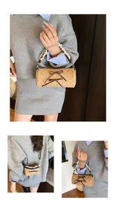Bolso cilíndrico de lunares con asa de encaje y detalles de lazos decorativos