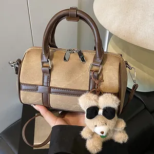 Bolso Boston Vintage para Mujer de Cuero PU Denim Patchwork Bolso de Hombro Cruzado Con Colgante de Oso de Peluche Bolso Almohada Pequeño para Uso Diario