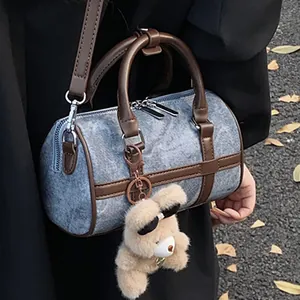 Bolso Boston de mezclilla vintage con adornos de cuero y colgante de oso de peluche