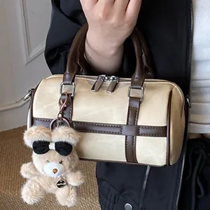 Bolso de mano Boston retro en beige y marrón con colgante de oso de peluche