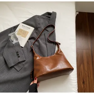 Λεπτομέρεια vintage καφέ τσάντα hobo με υφή δέρματος και διακόσμηση με ξύλινες χάντρες