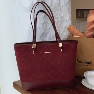 Μινιμαλιστική μπορντό τσάντα tote από σουέτ με καπιτονέ σχέδιο και μακριά δερμάτινα λουριά