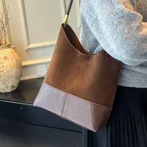 Ρετρό καφέ σουέτ και λείο δερμάτινο tote τσάντα με κομψό μινιμαλιστικό λουράκι ώμου