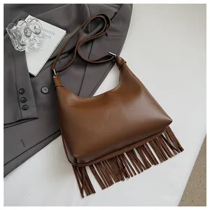 Détails rapprochés du sac seau vintage marron avec franges et finition en similicuir