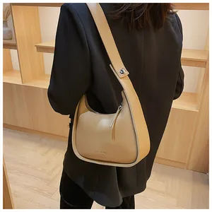 Λεπτομέρεια χακί τσάντας hobo με τύπωμα Fashion Bag New York και ρυθμιζόμενο λουράκι ώμου