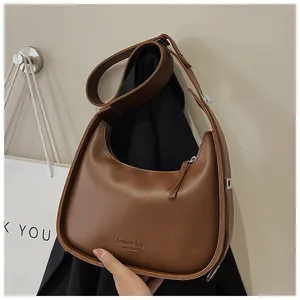 Λεπτομέρεια vintage καφέ τσάντα hobo με ρυθμιζόμενο λουρί και στάμπα μόδας