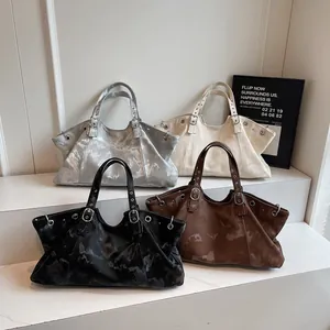 Μεγάλες δερμάτινες τσάντες tote σε ασημί, λευκό, μαύρο και καφέ σε μινιμαλιστικά σκαλιά