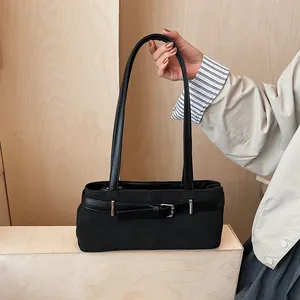 Vintage μαύρη τσάντα tote με λεπτομέρεια αγκράφας σε ξύλινο φόντο