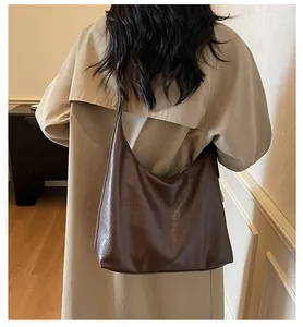 Dunkelbraune Hobo-Tasche aus Ölwachsleder zeigt großes Fassungsvermögen und Design
