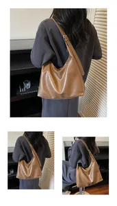 Detailansicht der braunen Hobo-Tasche aus Leder mit verstellbarer Metallschnalle