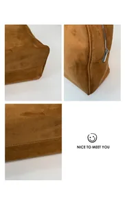 Detalles del bolso Boston de ante caramelo mostrando la base y el cierre de metal