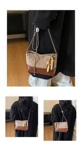 Détails du sac matelassé avec daim beige, cuir marron et pompon en perles colorées