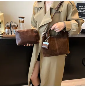 Λεπτομέρεια της σκούρας καφέ vintage τσάντας tote και του ασορτί εσωτερικού πορτοφολιού
