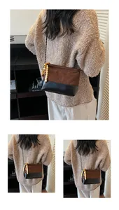 Détail du matelassage sur daim marron avec franges en perles et bandoulière chaîne