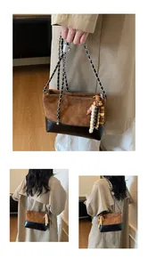 Détails du sac seau matelassé en daim et cuir avec bandoulière chaîne et charm perles