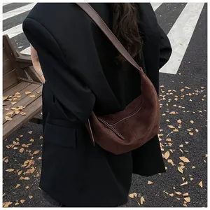 Λεπτομέρεια vintage hobo τσάντας από σκούρο καφέ καστόρι με ασημένιο φερμουάρ και λουράκι