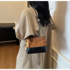 Sac bandoulière matelassé marron avec bandoulière chaîne et détails de perles en bois