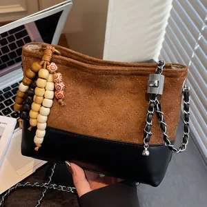 Sac seau matelassé bicolore marron et noir avec perles ethniques et bandoulière chaîne