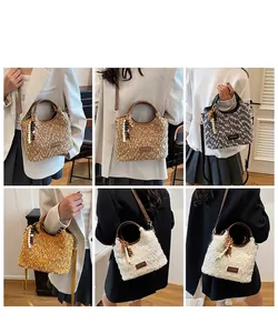 Dettaglio delle borse tote in peluche con manici in pelle e ciondoli decorativi in perline
