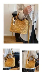 Dettaglio borsa a secchiello in peluche giallo con decoro in legno e pelle