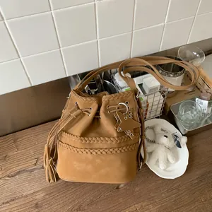 Μινιμαλιστική καφέ τσάντα bucket με κορδόνι, πλεκτή λεπτομέρεια και κρεμαστό αστέρι