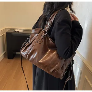 Λεπτομέρεια υφής καφέ δερμάτινης τσάντας tote και μεταλλικού φερμουάρ πάνω σε ένα μοντέλο